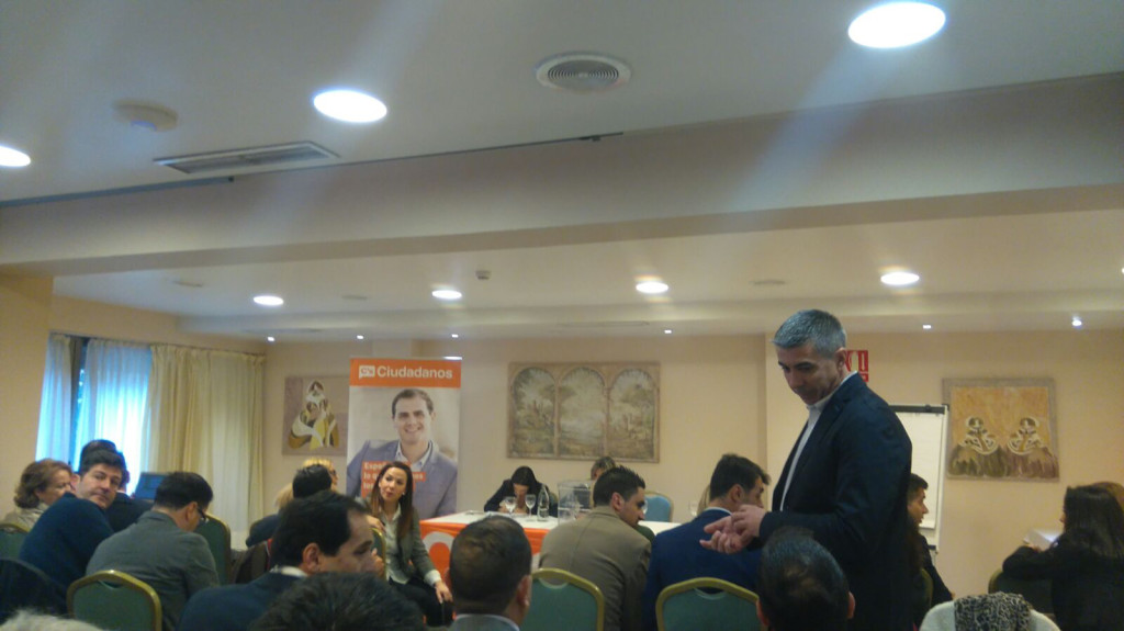 El nuevo coordinador de Ciudadanos en Marbella, Miguel Ángel Hijano, de pie, durante un momento de la asamblea del 18 de febrero. FOTO/ marbellaconfidencial.es