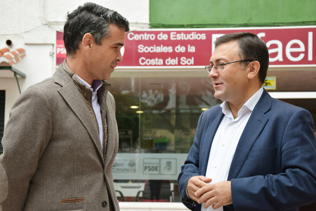 El diputado y secretario general del PSOE de Málaga, Miguel Ángel Heredia (izqda) este viernes durante la rueda de prensa que ha ofrecido junto al alcalde de Marbella y homólogo en la secretaría general socialista marbellí.