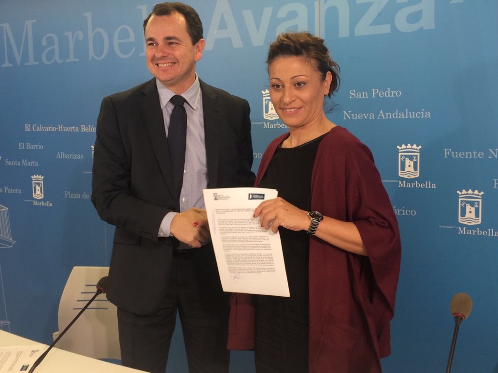 El gerente de Hidralia en Marbella, Carlos Corral, junto a la edil delegada de Derechos Sociales, Victoria Morales, este lunes en Marbella. Foto/ marbellaconfidencial.es