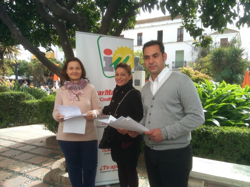 De izqda derecha Carmen Varo, Victoria Morales y Miguel Díaz, en la rueda de prensa de IU Marbella este lunes