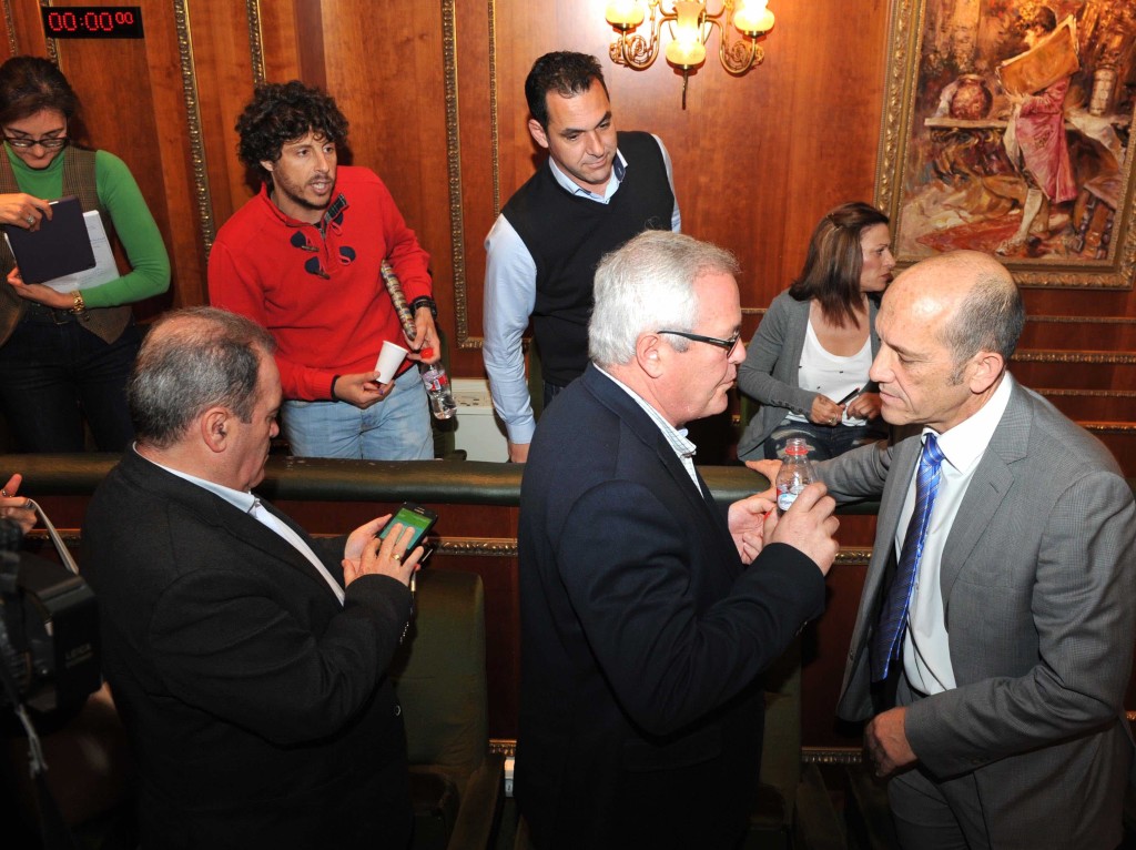 Un momento del incidente verbal protagonizado entre el concejal de Hacienda, Manuel Osorio (OSP) y 'Kata' Núñez (CSSP) al final del pleno de este viernes. FOTO/ MARBELLA IMAGEN