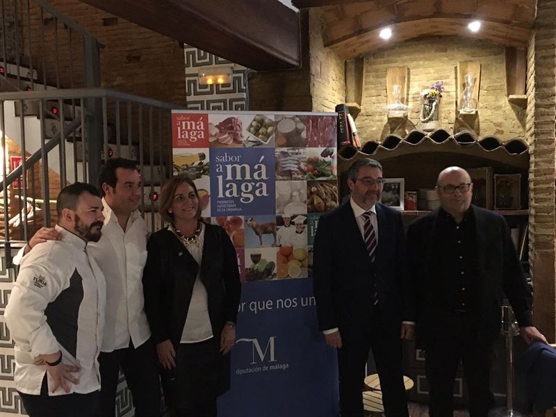Leonor García Agua y Francis Salado, vicepresidente de la Diputación de Málaga, durante la presentación de los vinos. FOTO/ EUROPA PRESS