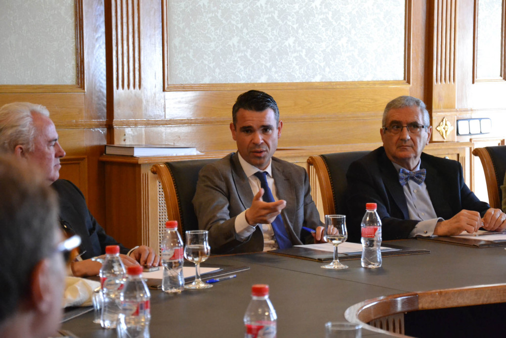 El alcalde de Marbella, José Bernal, este lunes reunido con el presidente del Círculo Mercantil de Málaga, Federico Terrón, entre otros empresarios