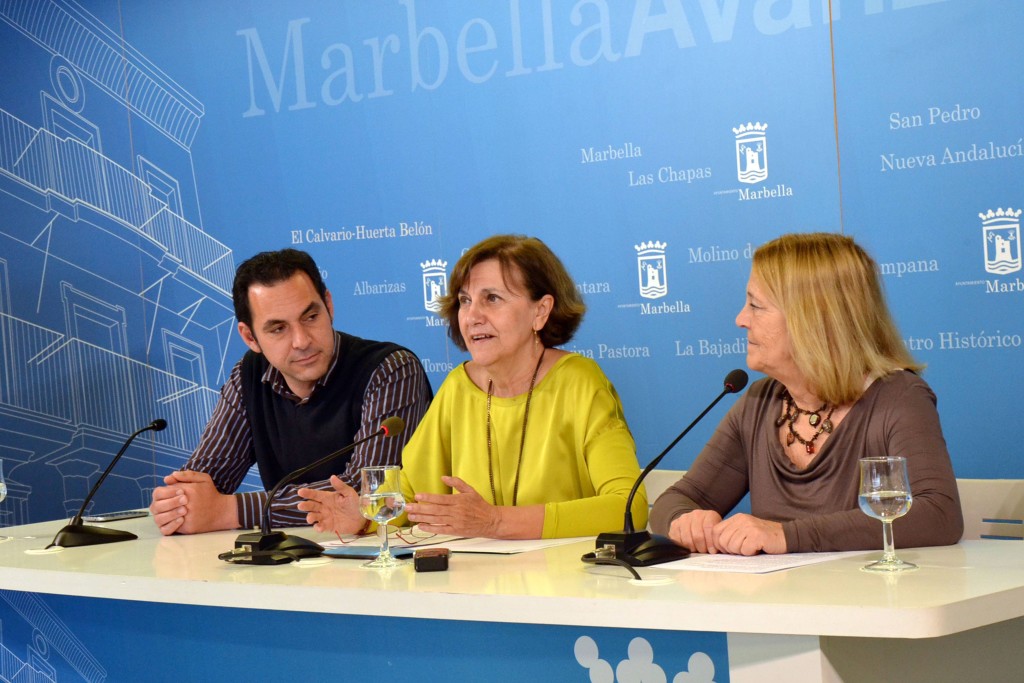 En el centro la presidenta del CAA, Emelina Fernández; el delegado de RTV Marbella, Miguel Díaz, y la delegada de Igualdad del Ayuntamiento, Ana María Leschiera