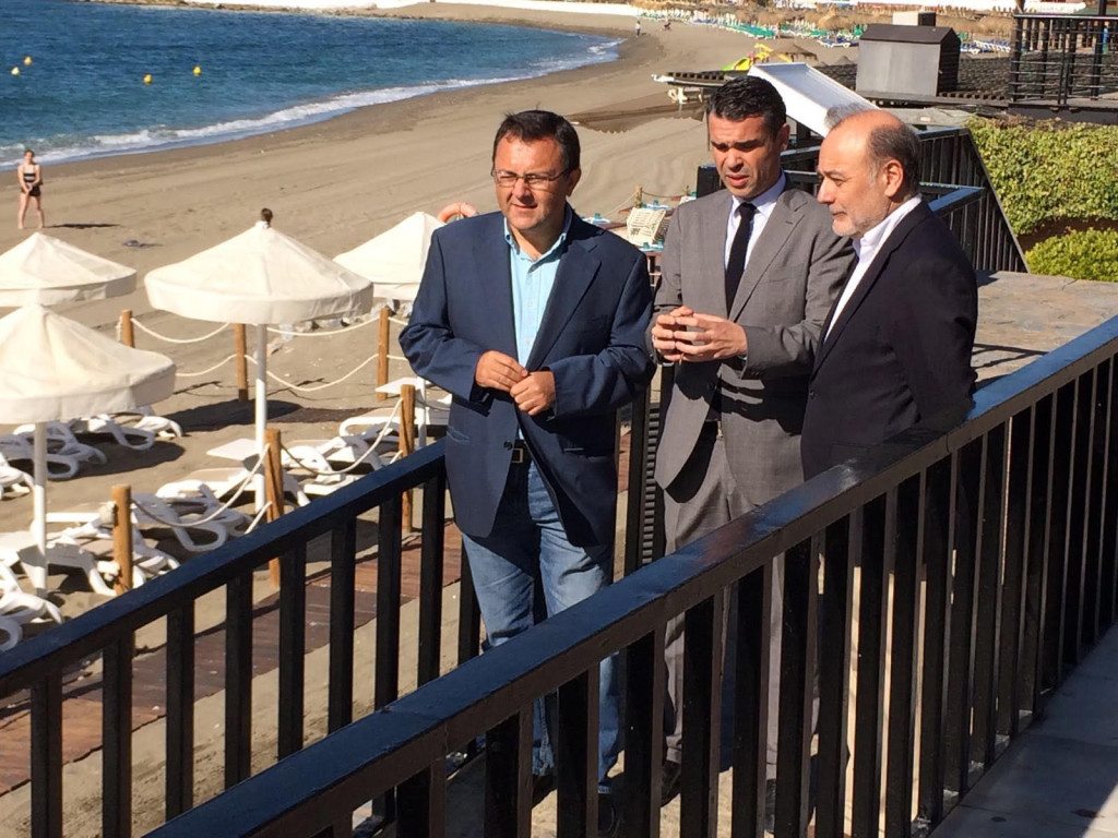El alcalde de Marbella, José Bernal, este jueves, flanqueado por los diputados Miguel Ángel Heredia (izqda) y José Andrés Torres Mora, ambos del PSOE. Foto/ marbellaconfidencial.es