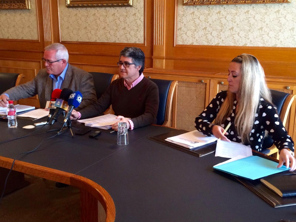 El portavoz del equipo de gobierno municipal de Marbella, Javier Porcuna (centro) este martes en rueda de prensa flanqueado por el teniente de alcalde de San Pedro, Rafael Piña, y la delegada de Cultura y Enseñanza, Gema Midón. Foto/ marbellaconfidencial.es