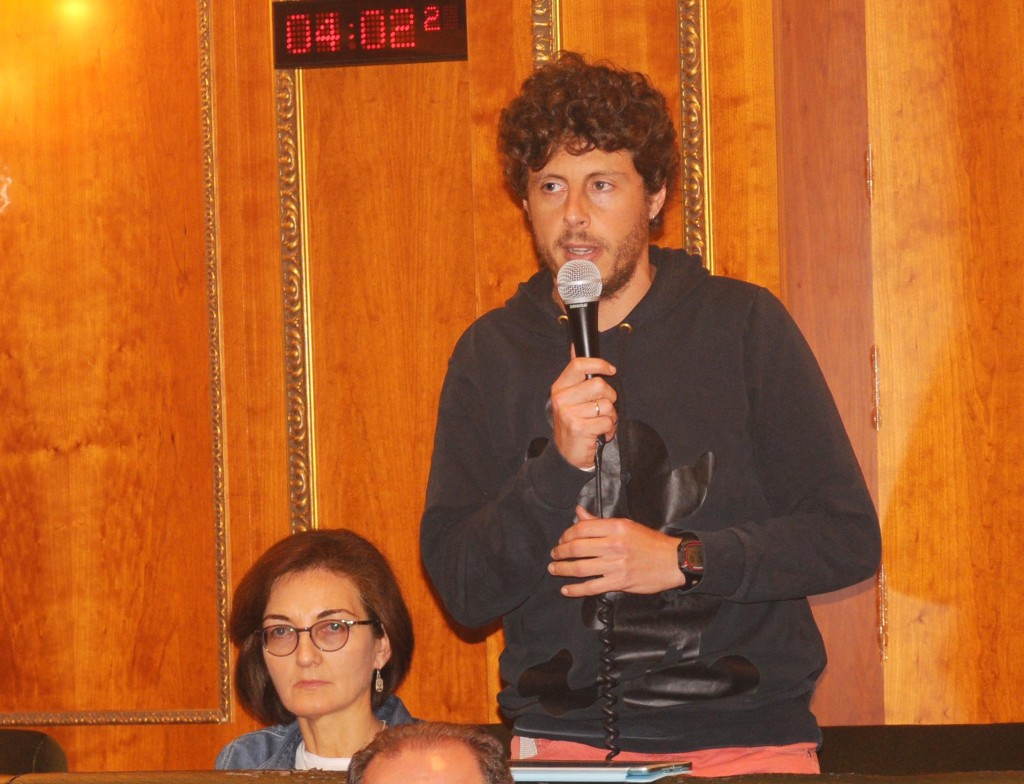 Los concejales de Costa del Sol Sí Puede-Podemos, 'Kata' Núñez y Victoria Mendiola durante el último pleno sobre la aprobación definitiva del Presupuesto 2016. Foto/ MARBELLA IMAGEN