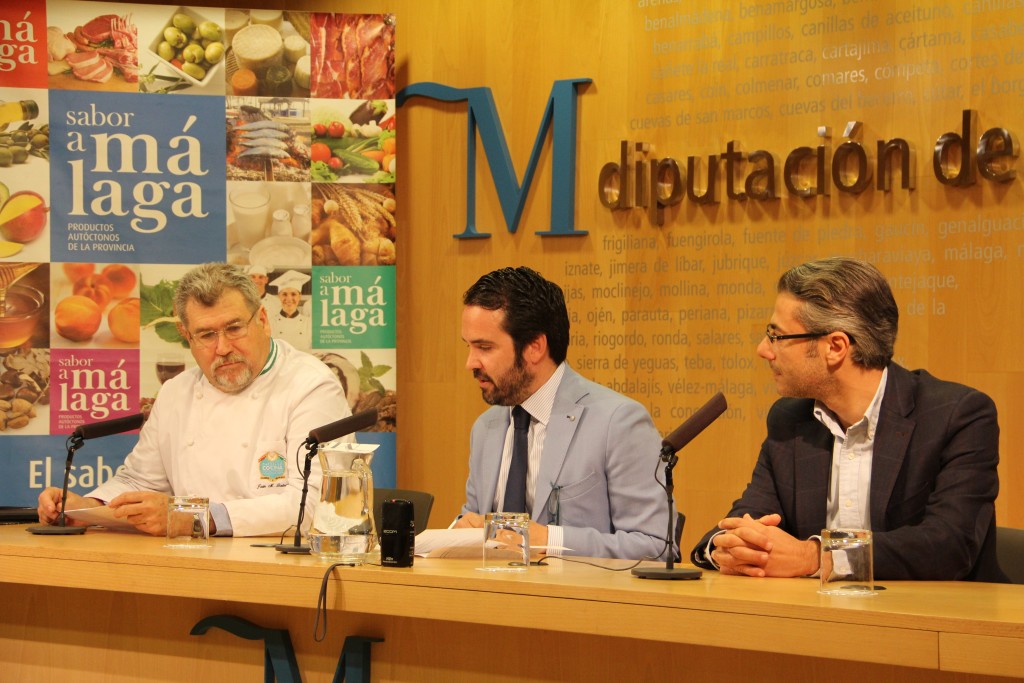 En el centro el diputado de Desarrollo Económico y Productivo, Jacobo Florido, en imagen de archivo junto al concejal de Comercio de Marbella, José Eduardo Díaz, y el presidente de la Asociación Marbella Cocina, Juan Manuel Bedmar, en imagen de archivo.
