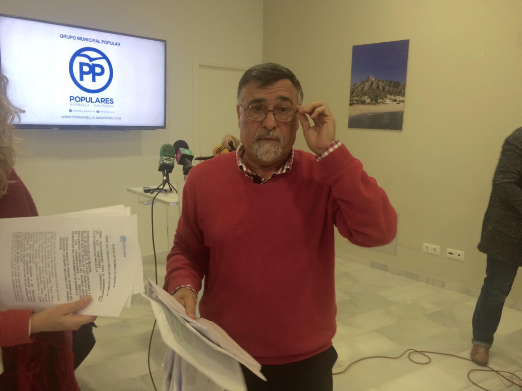 El concejal del PP de Marbella Baldomero León este lunes en rueda de prensa. Foto/ marbellaconfidencial.es