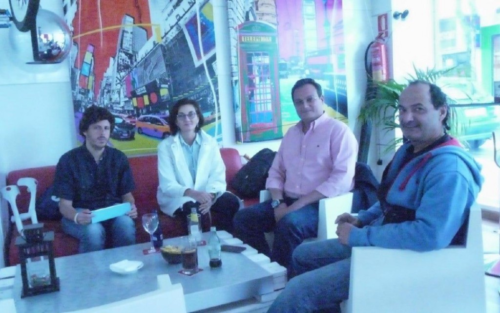 Los concejales de CSSP-Podemos, 'Kata' Núñez y Victoria Mendiola (de izqda a drcha), junto al abogado Jaime Olcina y el secretario general de Podemos, Lolo González durante su reunión en el café Chill Out. Foto/ Podemos
