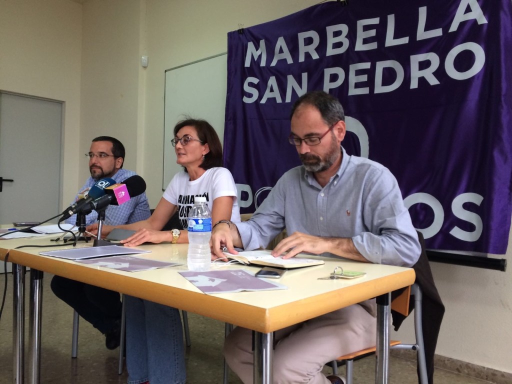 De drcha a izqda el diputado por Málaga de Podemos, Antonio Montero ; la edil marbellí Victoria Mendiola y el diputado por Sevila y exsecretario de Organización de Podemos, Sergio Pascual. Foto/ marbellaconfidencial.es