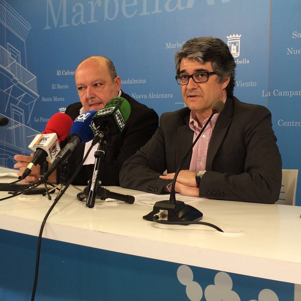 El concejal de Turismo, Javier Porcuna (drcha) este miércoles en rueda de prensa junto al responsable del área, Miguel Luna. Foto/ marbellaconfidencial.es