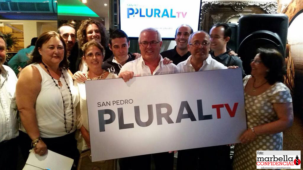 Presentación de San Pedro Plural TV en septiembre de 2015 en la que aparece el teniente de alcalde de San Pedro Alcántara, Rafael Piña (centro). Detrás, en tercer fila su hijo, Antonio Piña (segundo por la izqda) junto a sus socios en la sociedad cooperativa creada. Foto/ Marbella Confidencial