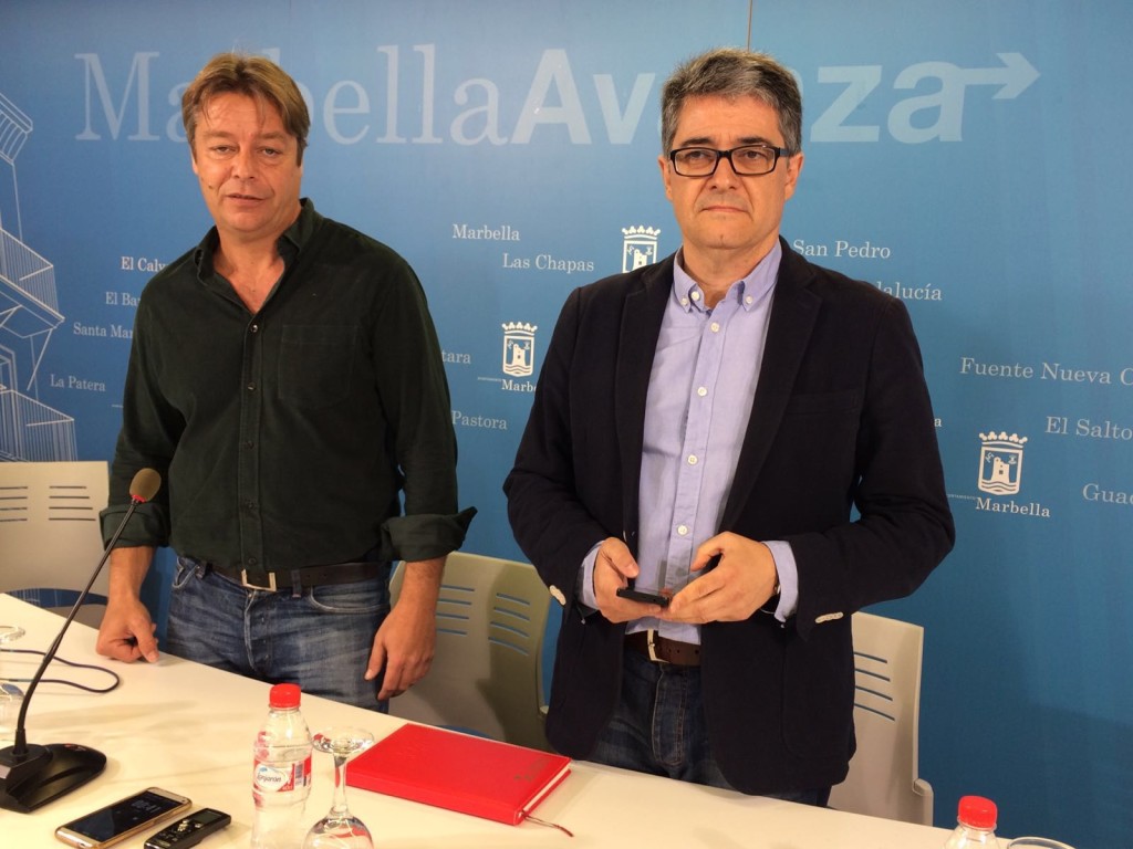 El portavoz del PSOE en el Ayuntamiento de Marbella, Javier Porcuna (drcha) junto al secretario general del PSOE de San Pedro y 'número 5' al Congreso, Ricardo López, este viernes en rueda de prensa. Foto/ marbellaconfidencial.es