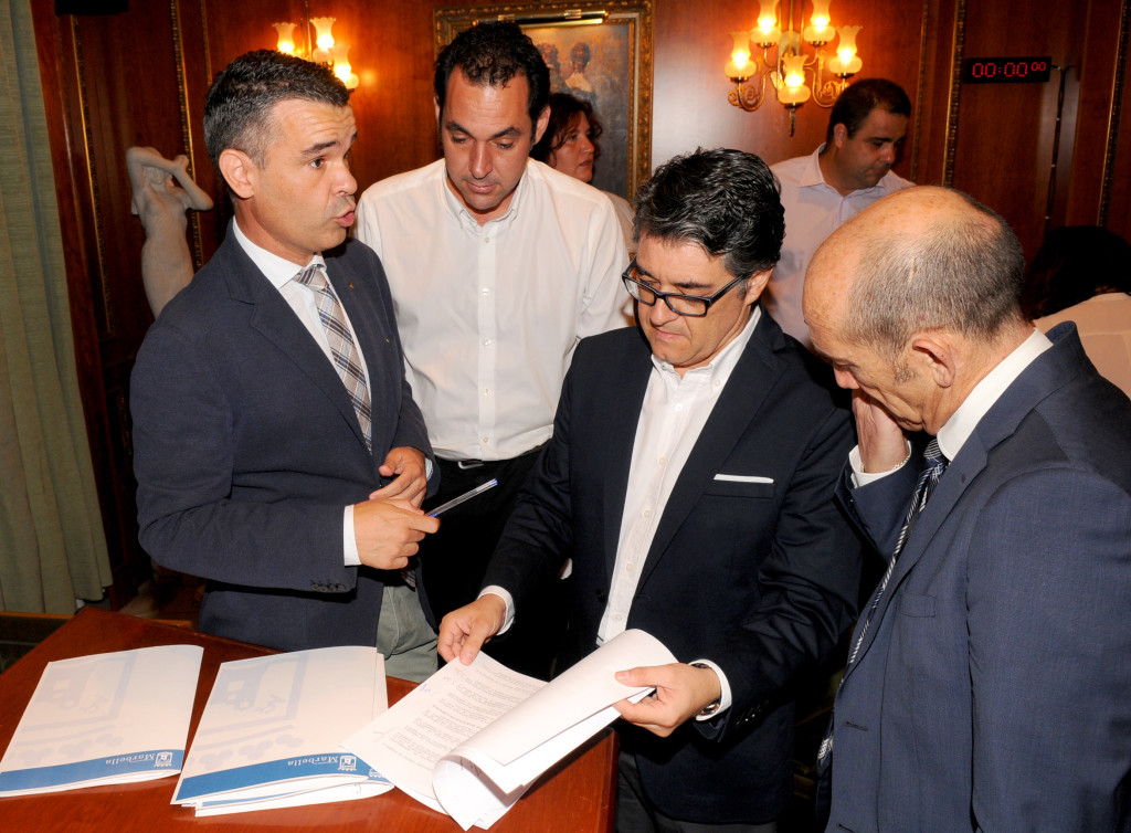 De izqda a drcha José Bernal (PSOE); Miguel Díaz (IU); Javier Porcuna (PSOE) y Manuel Osorio (OSP) consultan documentos antes de un pleno en imagen de archivo. FOTO/ MARBELLA IMAGEN