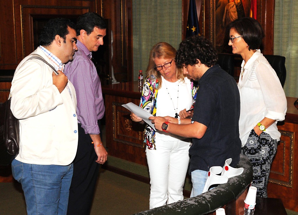 Los concejales de Podemos revisan documentos antes de un pleno con Ángeles Muñoz y los también concejales del PP Manuel Cardeña y Félix Romero, en imagen de archivo. FOTO/ MARBELLA IMAGEN