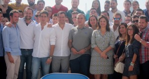 El presidente del PP de Málaga, Elías Bendodo (centro) junto al líder del PP andaluz, JuanMa Moreno y la secretaria general de Málaga, Margarita del Cid, este sábado en una acto de Nuevas Generaciones celebrado en Málaga. FOTO/ EP