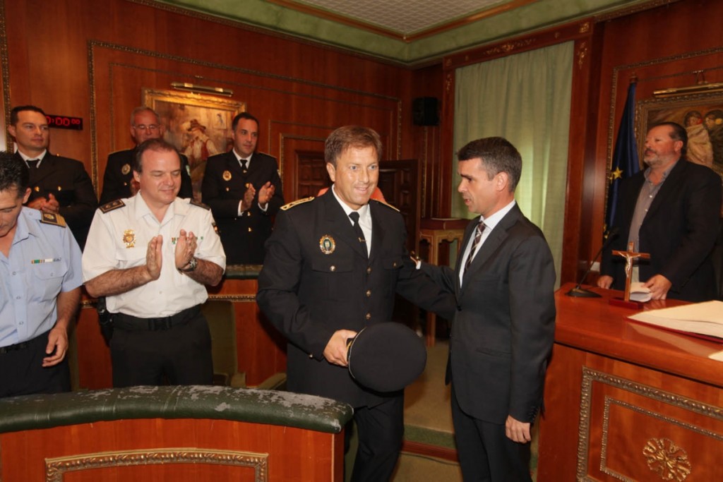 El alcalde de Marbella, José Bernal, felicita al jefe de la Policía Local, José Andrés Montoya, era su toma de posesión en septiembre de 2015