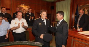 El alcalde de Marbella, José Bernal, felicita al jefe de la Policía Local, José Andrés Montoya, era su toma de posesión en septiembre de 2015