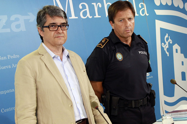 El exconcejal de Seguridad Ciudadana e Industria, entre otras delegaciones, Javier Porcuna (PSOE) junto al exjefe de la Policía Local, José Andrés Montoya, en imagen de archivo