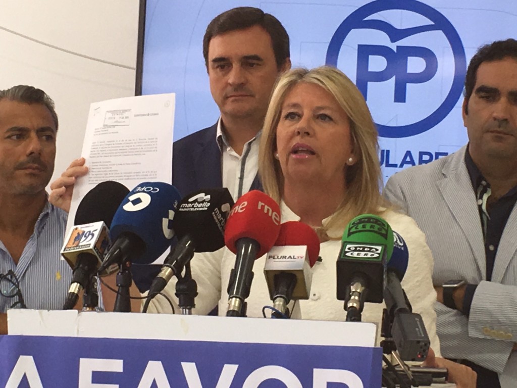 La senadora, edil y presidenta del PP de Marbella, Ángeles Muñoz, en una comparecencia reciente, rodeada de concejales de su partido. FOTO MARBELLA CONFIDENCIAL