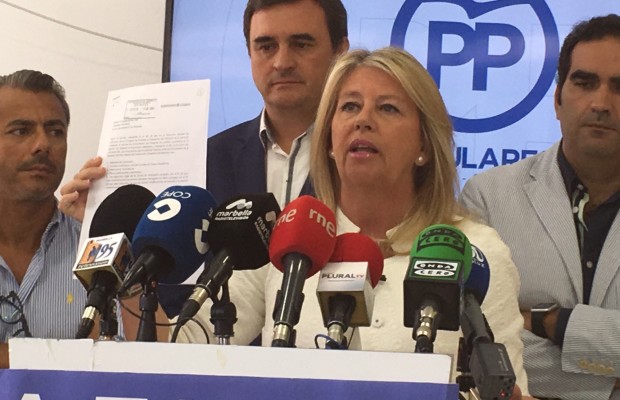 La exalcaldesa de Marbella y portavoz adjunta del PP en el Senado, Ángeles Muñoz, mostrando el pasado 21 de septiembre documentos con los que recorre todos los medios de comunicación. Foto/ marbellaconfidencial.es
