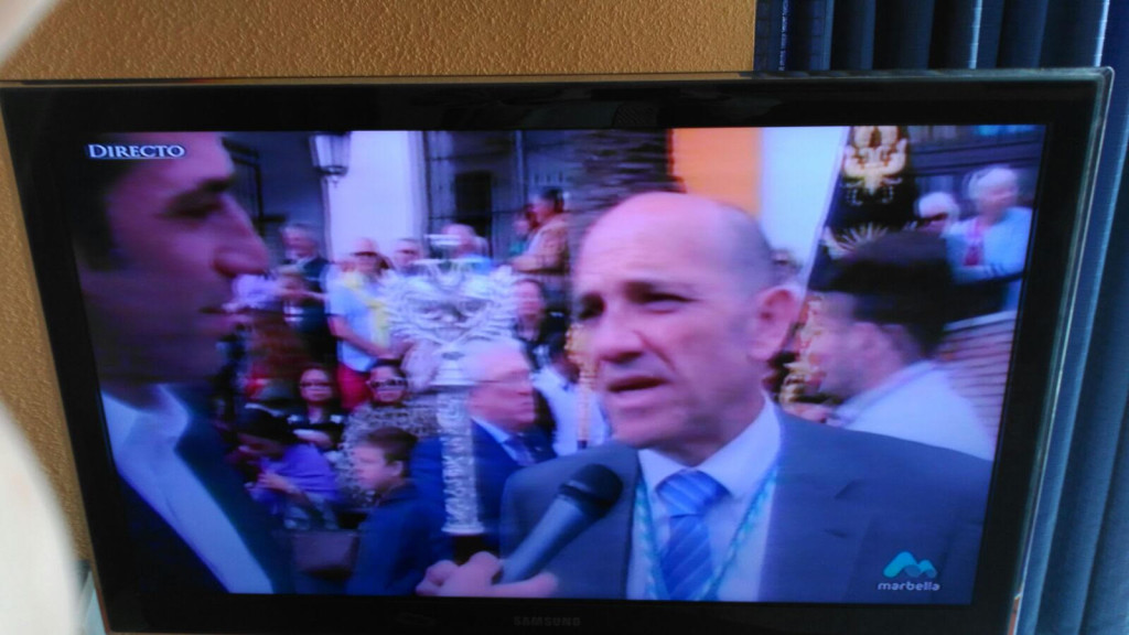 Imagen de la retransmisión de la Semana Santa de San Pedro que hizo en directo San Pedro Plural TV para RTV Marbella en la que se puede ver al periodista Iñaki Díez entrevistando al delegado de Hacienda, Manuel Osorio (OSP). Foto tomada de un monitor