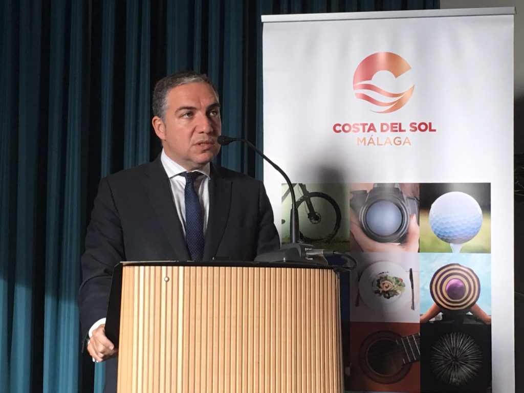 El presidente de la Diputación de Málaga y Turismo Costa del Sol, Elías Bendodo, durante una intervención que realizó en la World Travel Market de Londres, a principios de noviembre. FOTO/ MARBELLA CONFIDENCIAL