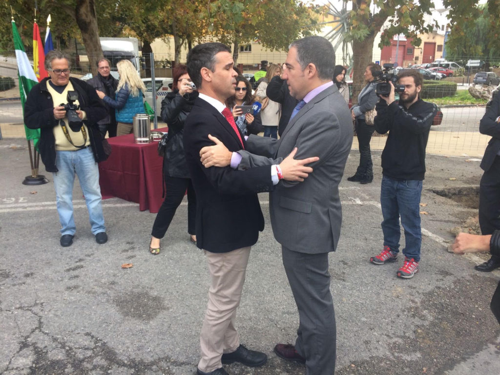 El alcalde de Marbella, José Bernal, y el presidente de la Diputación de Málaga, Elías Bendodo, se saludan este miércoles al llegar a un acto conjunto en Marbella. FOTO/ marbellaconfidencial.es
