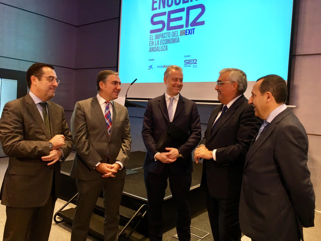 De izqda a derecha el subdelegado del Gobierno en Málaga, Miguel Briones; el presidente de la Diputación, Elías Bendodo; el embajador de Reino Unido en España, Simon Manley ;el consejero de Economía de la Junta de Andalucía, Antonio Ramírez Arellano y el delegado del Gobierno Andaluz en Málaga, José Luis Ruiz Espejo, en un acto reciente organizado por SER Málaga sobre el brexit FOTO/ MARBELLA CONFIDENCIAL