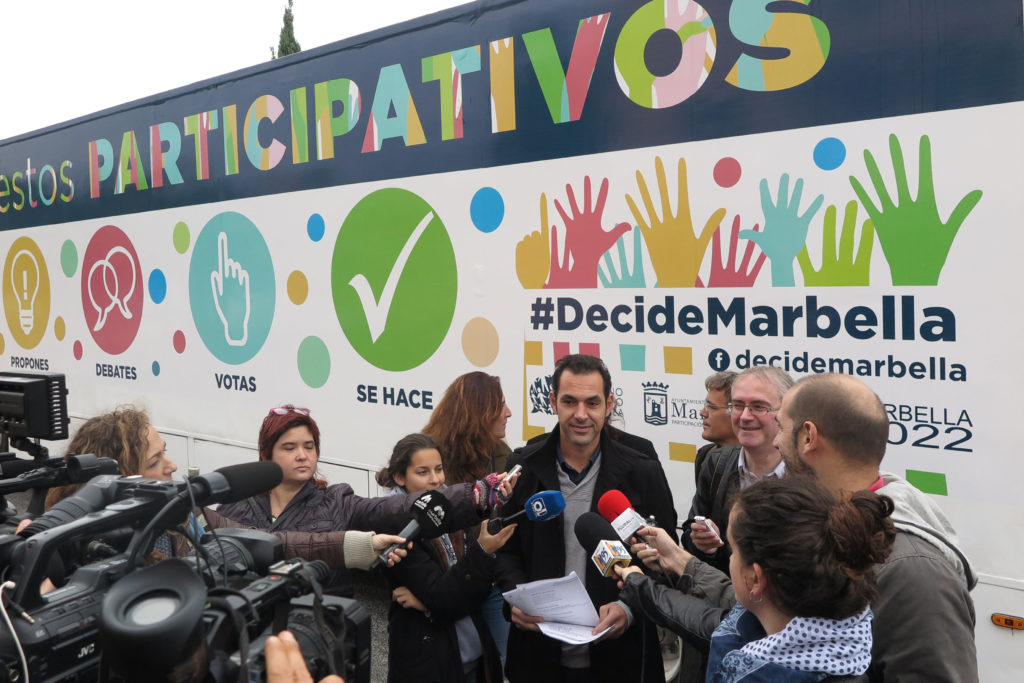 El edil Miguel Díaz presenta ante la prensa el tráiler para animar a los vecinos a que participen en la elaboración de los presupuestos de 2017. FOTO// Ayto. de Marbella.