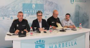 De izquierda a derecha, el jefe de la Policía Local, Javier Martín; el concejal de seguridad, Javier Porcuna y el presidente de TAXISOL, Victor Vázquez, el 17 de noviembre de 2016 (Foto: Ayto. de Marbella)