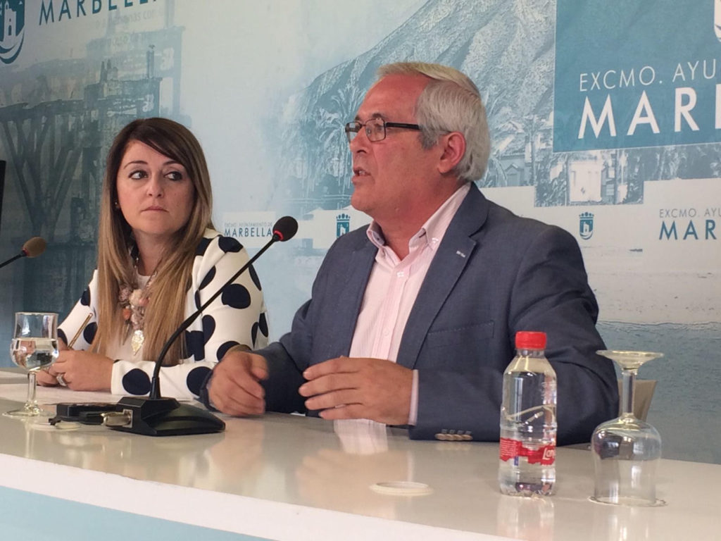 El teniente de alcalde de San Pedro, Rafael Piña (OSP) este viernes en rueda de prensa junto a la responsable de Educación y Cultura, Gema Midón. FOTO/ MARBELLA CONFIDENCIAL