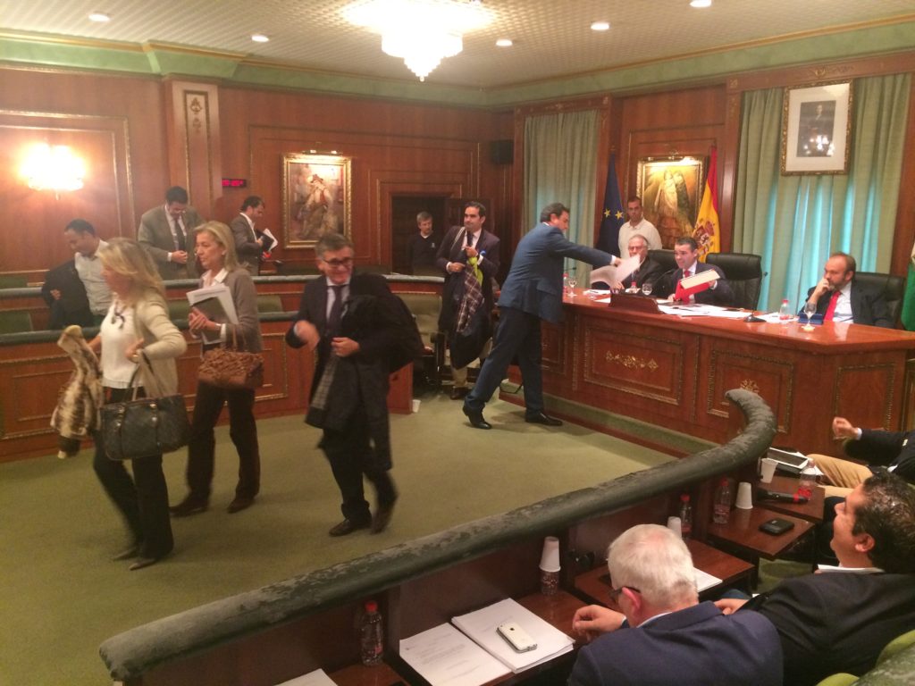 Los ediles del PP abandonan el Pleno tras una trifulca con los concejales del Equipo de Gobierno. FOTO// marbellaconfidencial.es