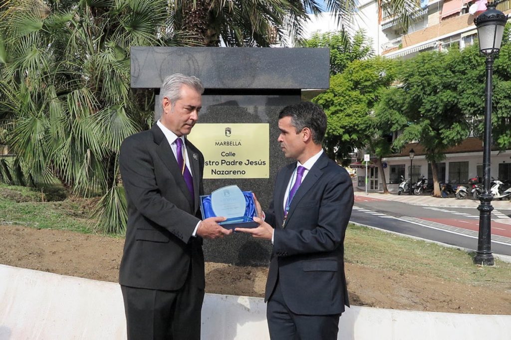 El alcalde de Marbella, José Bernal, y el hermano mayor del Nazareno, Juan Pedro Pérez Duarte, al inaugurar la calle. FOTO/ MARBELLA CONFIDENCIAL
