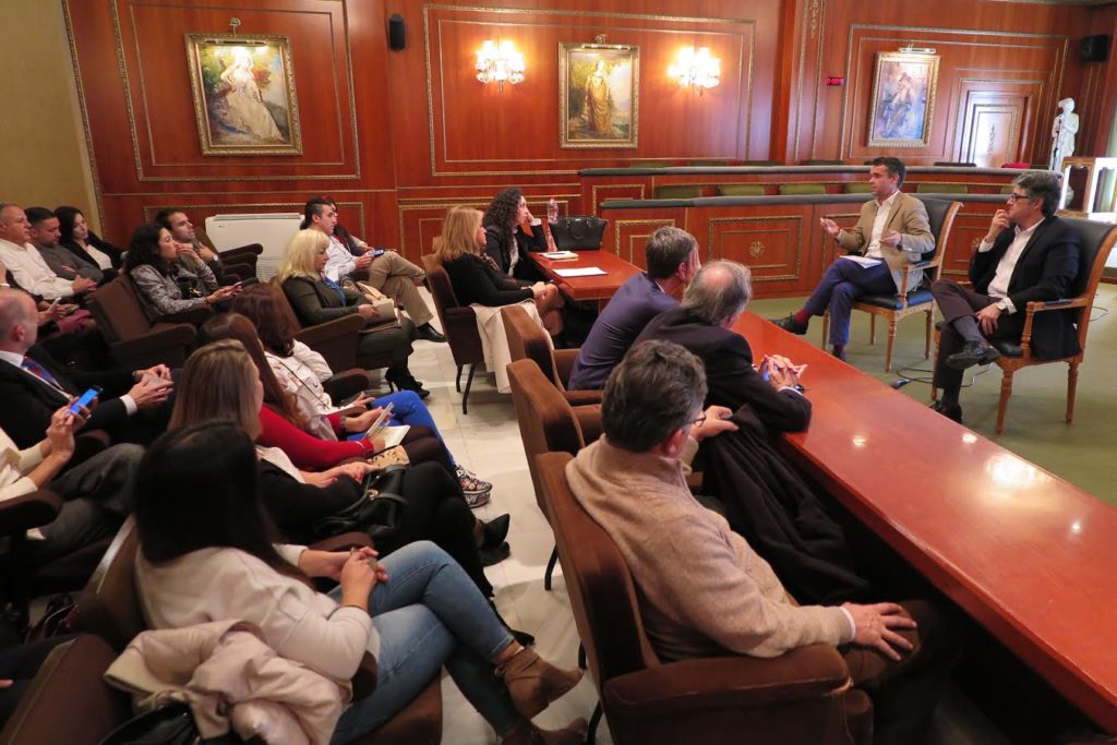 El alcalde de Marbella, José Bernal, y el teniente de alcalde delegado de Turismo, Javier Porcuna, este martes, reunidos con empresarios de Puerto Banús