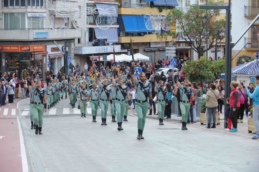 Caballeros legionarios desfilan por la Avenida Nabeul este sábado acompañando al Nazareno. FOTO/ MARBELLA CONFIDENCIAL