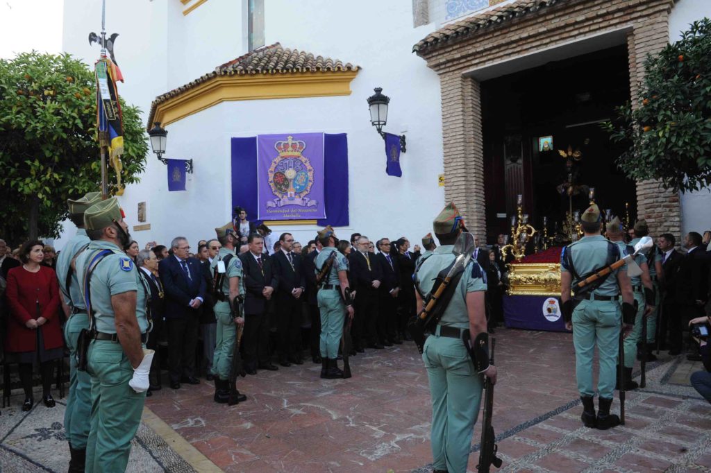 Caballeros legionarios acompañan al Nazareno a su entrada en la Iglesia de la Encarnación este sábado. FOTO/ MARBELLA CONFIDENCIAL