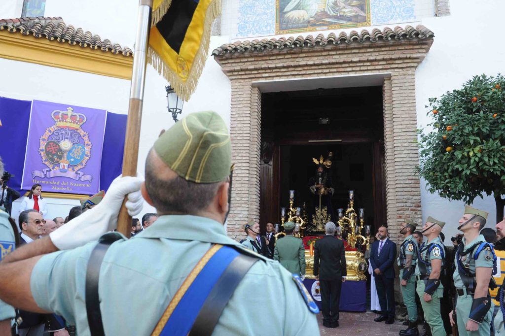 Caballeros legionarios desfilan por la Avenida Nabeul este sábado acompañando al Nazareno. FOTO/ MARBELLA CONFIDENCIAL