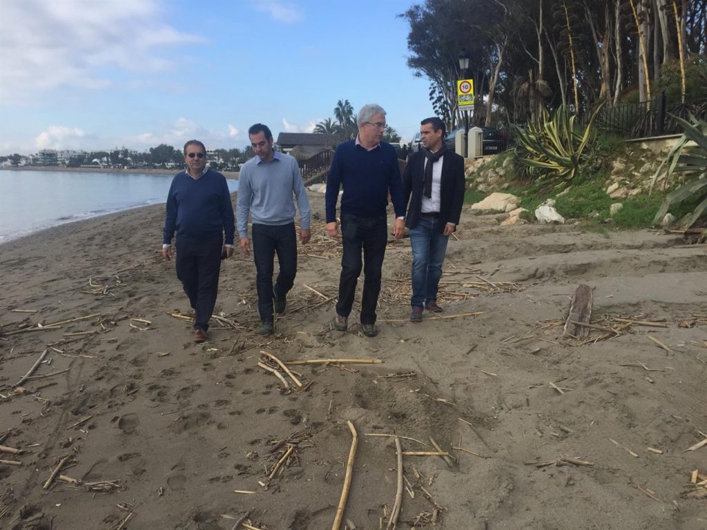 El alcalde de Marbella, José Bernal y el delegado de Medio Ambiente, Miguel Díaz, en imagen reciente, durante su recorrido junto a responsables de Costas.