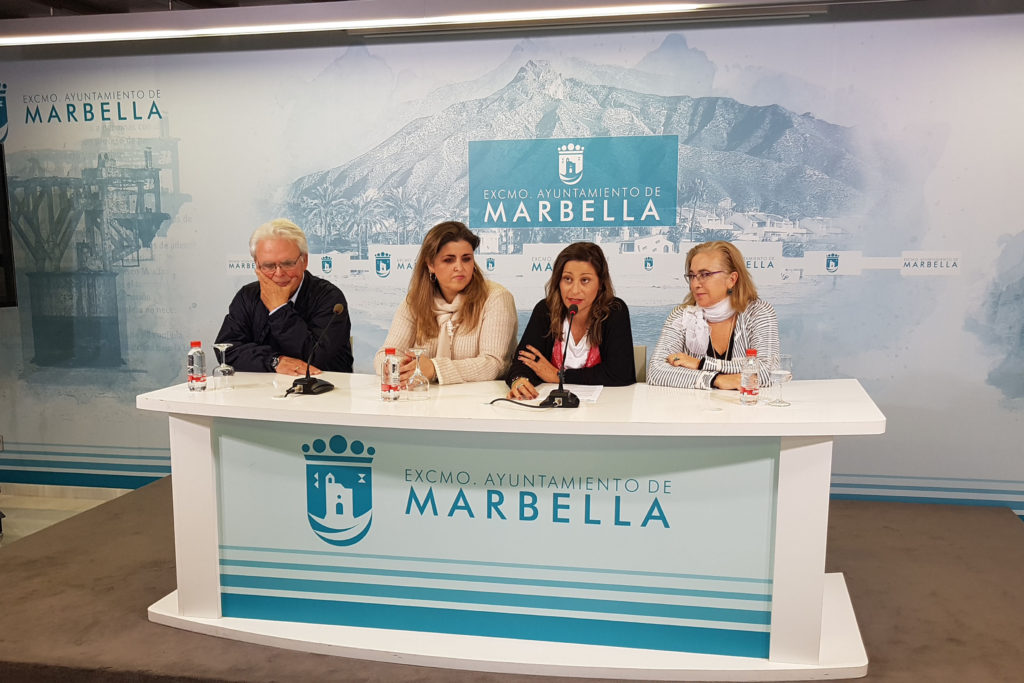 La edil de Derechos Sociales, Victoria Morales, (segunda por la dcha), junto a representantes de colectivos sociales del municipio. FOTO// Ayto. de Marbella.