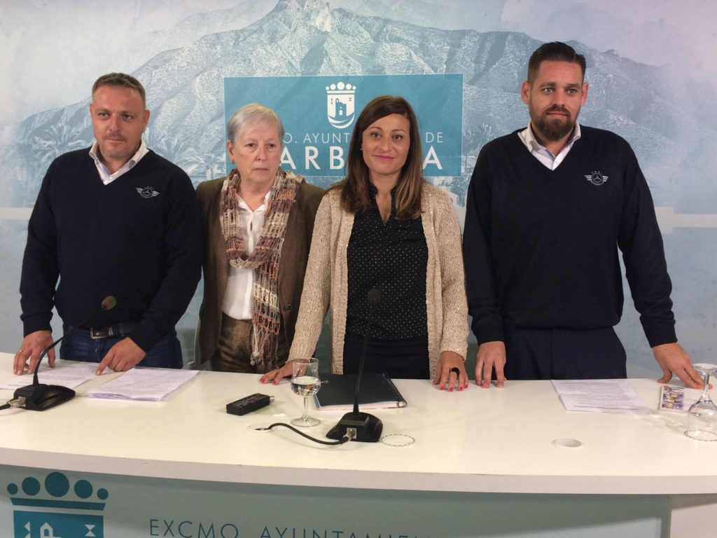 La edil de Derechos Sociales, Victoria Morales, este lunes, acompañada de la presidenta de la Asociación Marbella Voluntaria, Ana Ortega, y de los representantes de la Asociación Taxi Marbella Mercedes, José María Pedrosa y Javier Ruiz