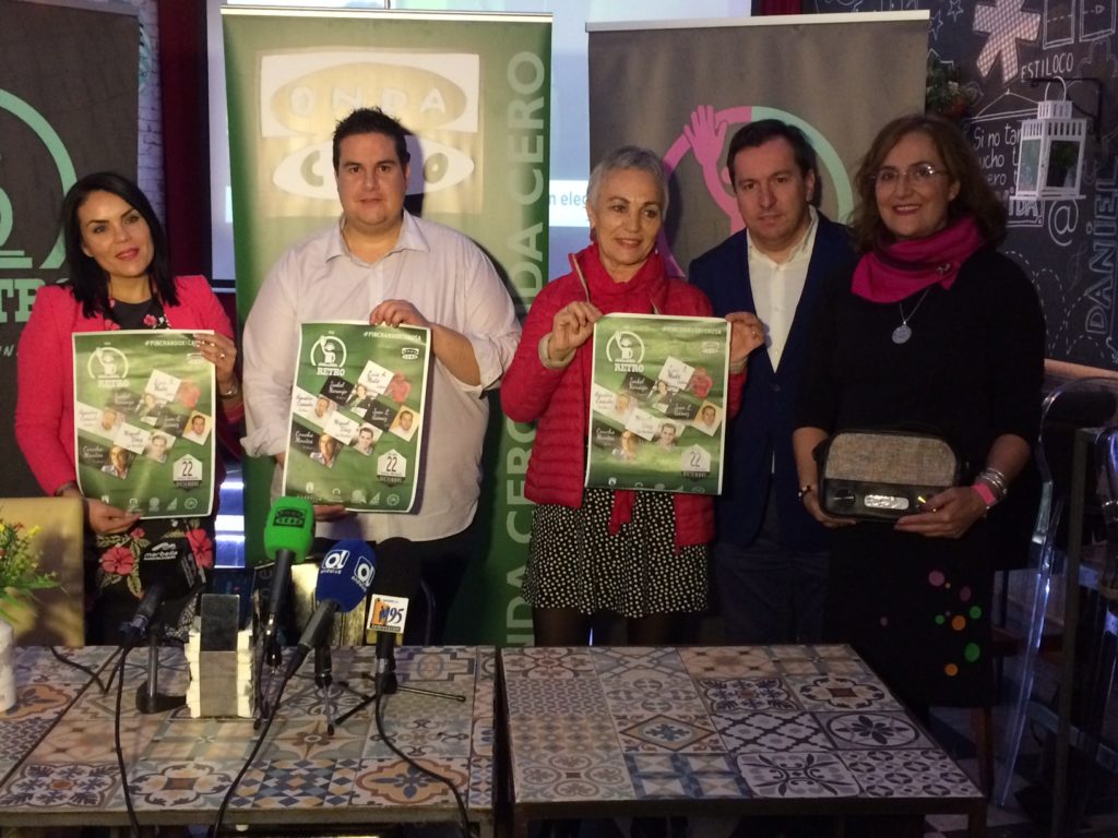 Los presentadores del acto solidario. De izquierda a derecha la directora de Onda Cero Marbella, Inés Borrego, el concejal de Fiestas, Manuel García, la presidenta de AFA, Ana Mardones, el organizador del acto, Juan Luis Gámez, y la presentadora de Onda Cero Marbella Concha Montes. FOTO// marbellaconfidencial.es