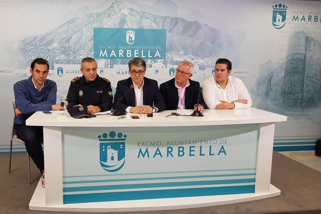 Concejales del tripartito junto al jefe de la Policía Local de Marbella este jueves FOTO/ MARBELLA CONFIDENCIAL