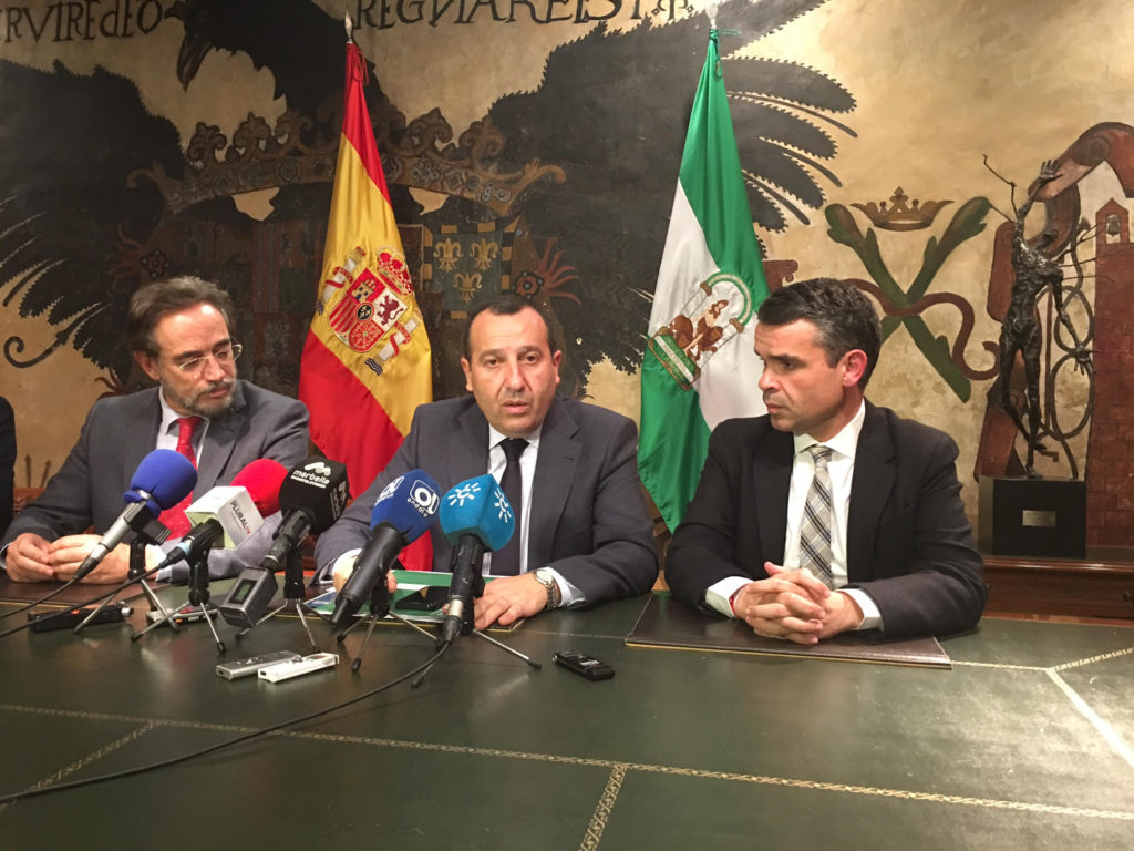El delegado de la Junta en Málaga, José Luis Ruiz Espejo (centro) junto al consejero de Fomento, Felipe López, y el alcalde de Marbella, José Bernal, en imagen reciente. FOTO/ MARBELLA CONFIDENCIAL