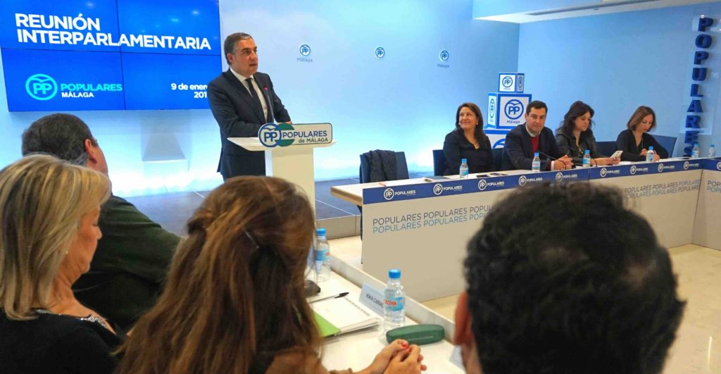 El presidente del PP de Málaga, Elías Bendodo, interviene este lunes ante la interparlamentaria de su partido, ante la mirada de la portavoz en el Parlamento Andaluz, Carmen Crespo, y el presidente del PP andaluz, Juanma Moreno. FOTO/ PP