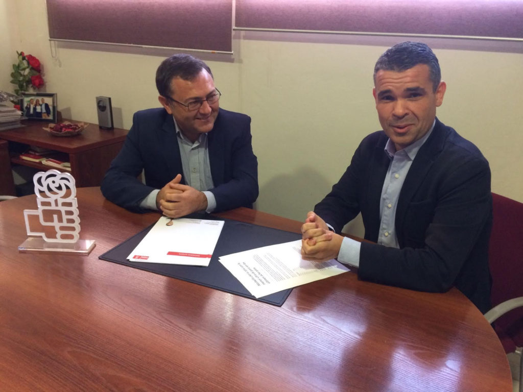El alcalde de Marbella, José Bernal (drcha) este lunes en la sede local del PSOE junto al diputado por Málaga en el Congreso Miguel Ángel Heredia. FOTO/ MARBELLA CONFIDENCIAL