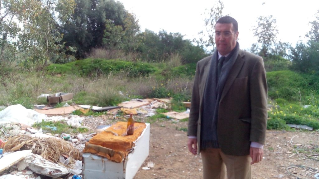 El concejal del PP de Marbella Carlos Alcalá, este martes, en el vertedero incontrolado donde ha convocado a la prensa. FOTO/ Twitter RTV Marbella