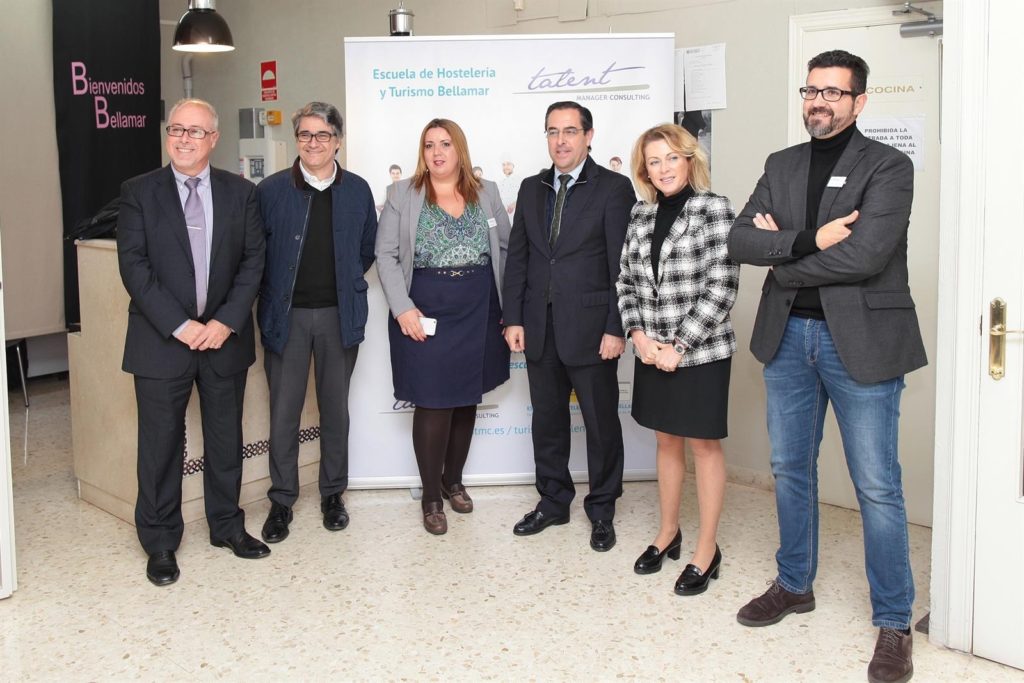 El subdelegado del Gobierno en Málaga, Miguel Briones (tercero drcha) junto al teniente de alcalde de Marbella Javier Porcuna, delegado de Turismo (segundo izqda) y otros asistentes a la inauguración. FOTO/ AYTO-EP