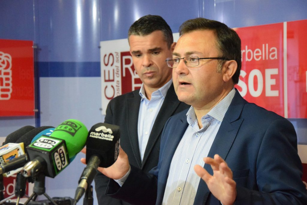 El diputado del PSOE por Málaga Miguel Ángel Heredia, este lunes en rueda de prensa, junto al alcalde de Marbella, José Bernal. FOTO/ PSOE